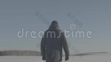 人穿越雪域.. 雪场上的人.. 一个人在雪地里行走